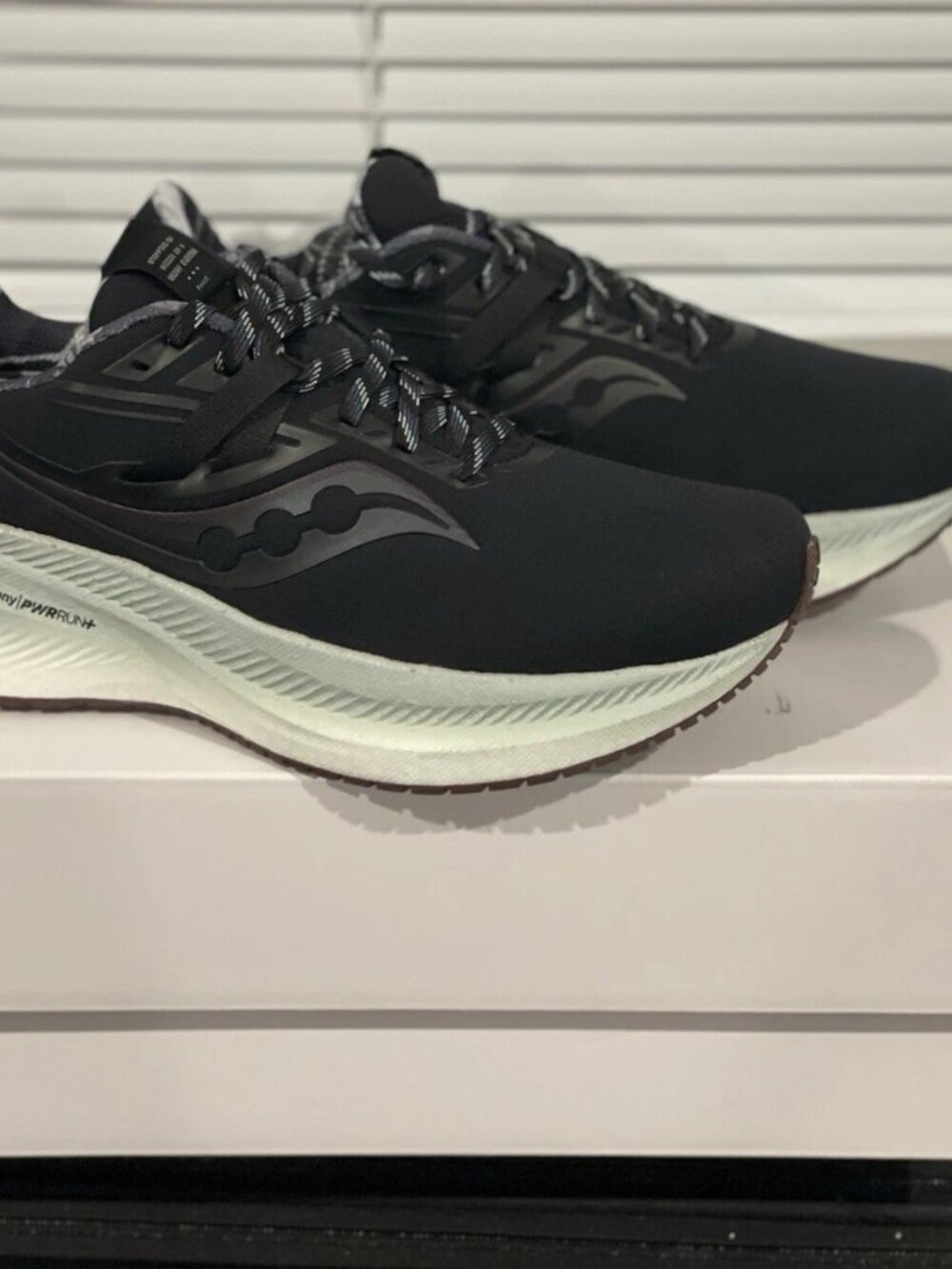 Size 9 - Saucony Triumph 20 Runshield Winter Miles Pack